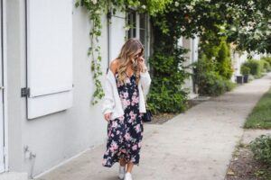 Peut-on porter des baskets Veja avec une robe longue pour un style chic et éthique ?