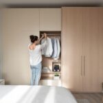 Comment créer une garde-robe capsule minimaliste avec un budget de 500 euros ?